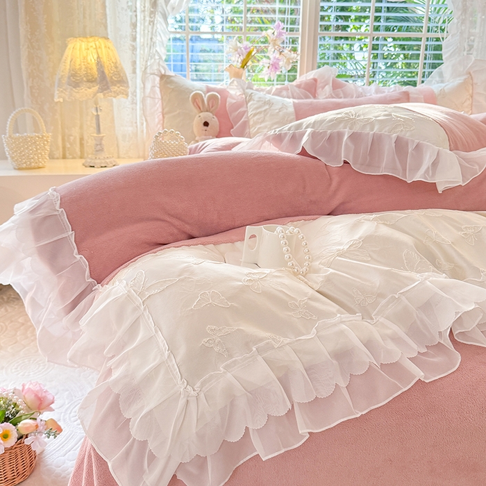 91家纺网 家纺一手货源 找家纺 艾米家居 2025秋冬新款浮雕牛奶绒花边四件套 豆沙