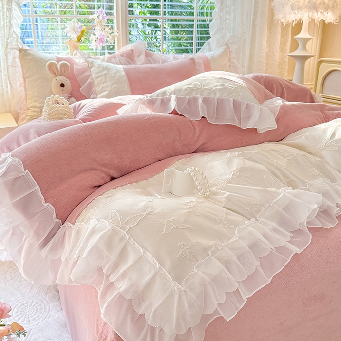 91家纺网 家纺一手货源 找家纺 艾米家居 2025秋冬新款浮雕牛奶绒花边四件套 豆沙