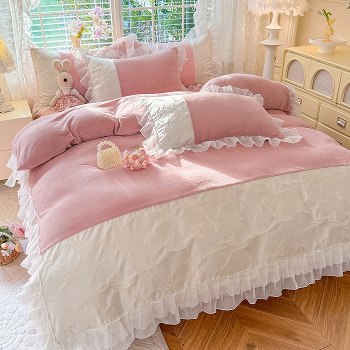 91家纺网 家纺一手货源 找家纺 艾米家居 2025秋冬新款浮雕牛奶绒花边四件套 豆沙