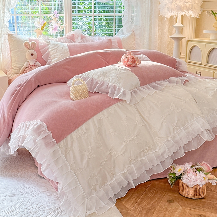 91家纺网 家纺一手货源 找家纺 艾米家居 2025秋冬新款浮雕牛奶绒花边四件套 豆沙