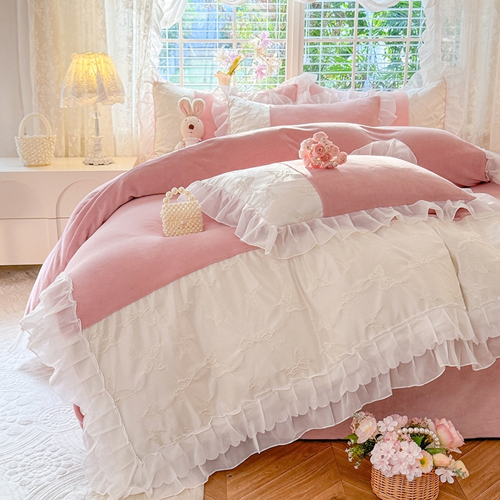 91家纺网 家纺一手货源 找家纺 艾米家居 2025秋冬新款浮雕牛奶绒花边四件套 豆沙