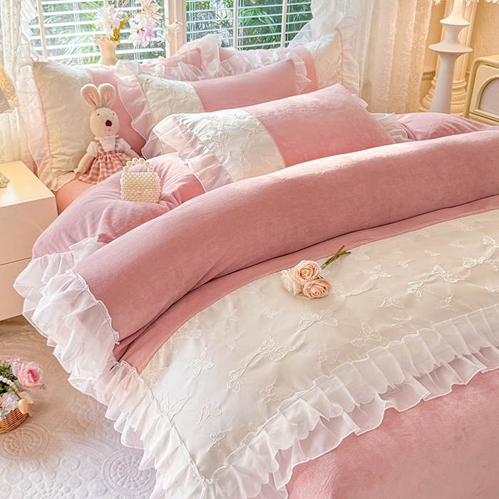 91家纺网 家纺一手货源 找家纺 艾米家居 2025秋冬新款浮雕牛奶绒花边四件套 豆沙