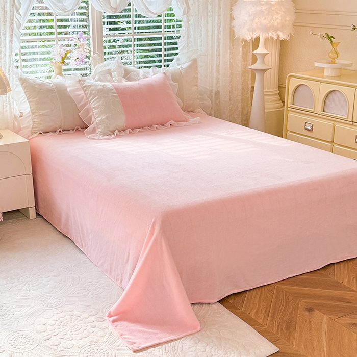 91家纺网 家纺一手货源 找家纺 艾米家居 2025秋冬新款浮雕牛奶绒花边四件套 粉色