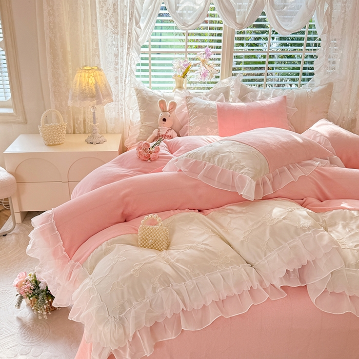 91家纺网 家纺一手货源 找家纺 艾米家居 2025秋冬新款浮雕牛奶绒花边四件套 粉色