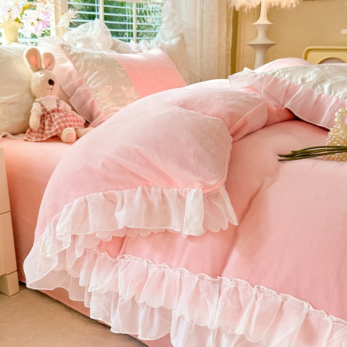 91家纺网 家纺一手货源 找家纺 艾米家居 2025秋冬新款浮雕牛奶绒花边四件套 粉色