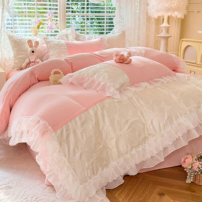 91家纺网 家纺一手货源 找家纺 艾米家居 2025秋冬新款浮雕牛奶绒花边四件套 粉色