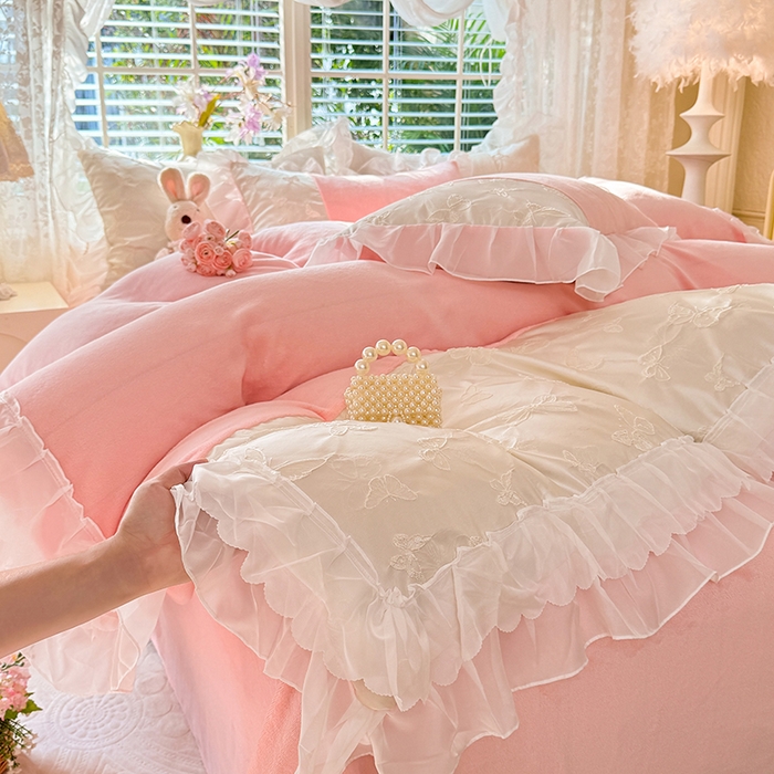 91家纺网 家纺一手货源 找家纺 艾米家居 2025秋冬新款浮雕牛奶绒花边四件套 粉色