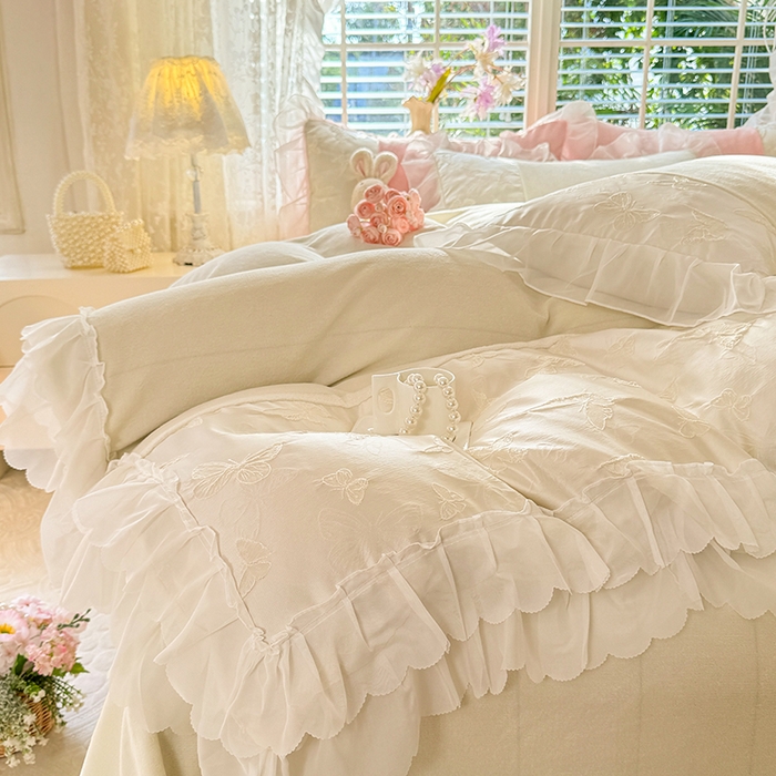 91家纺网 家纺一手货源 找家纺 艾米家居 2025秋冬新款浮雕牛奶绒花边四件套 白色