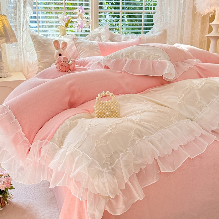 91家纺网 家纺一手货源 找家纺 艾米家居 2025秋冬新款浮雕牛奶绒花边四件套 粉色