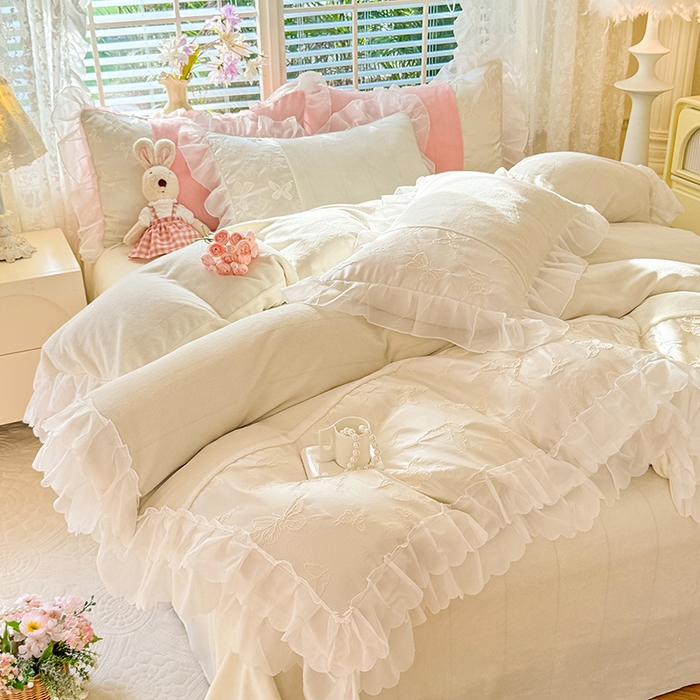 91家纺网 家纺一手货源 找家纺 艾米家居 2025秋冬新款浮雕牛奶绒花边四件套 白色