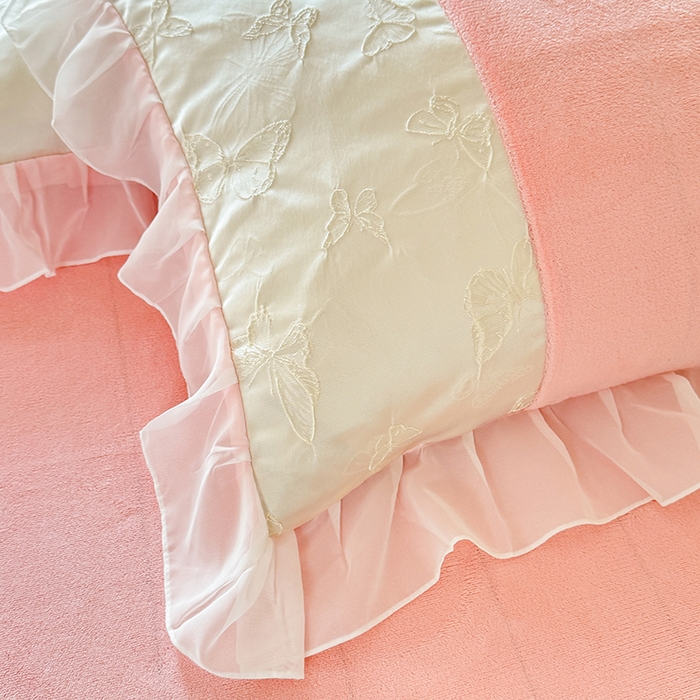 91家纺网 家纺一手货源 找家纺 艾米家居 2025秋冬新款浮雕牛奶绒花边四件套 粉色