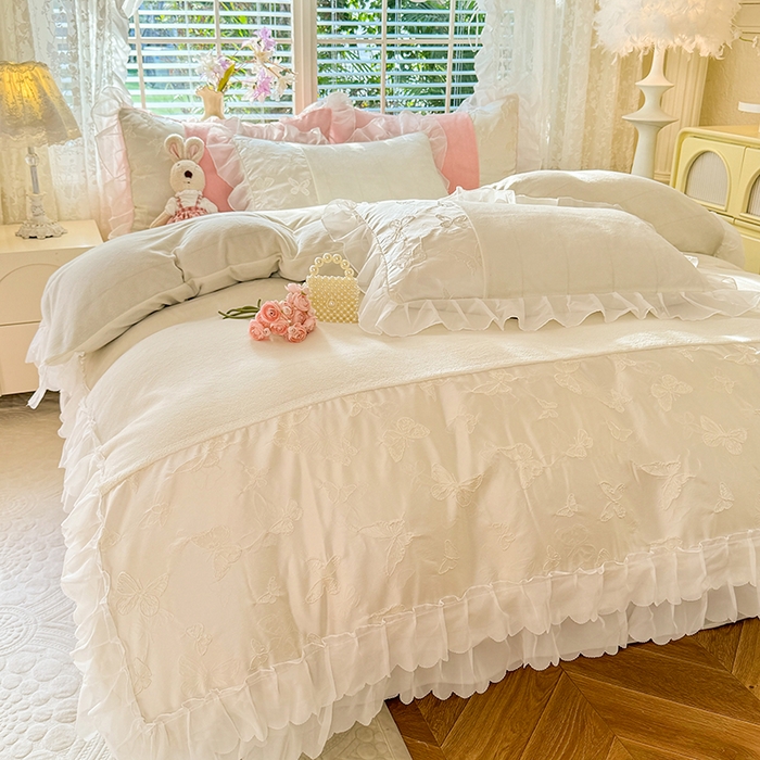 91家纺网 家纺一手货源 找家纺 艾米家居 2025秋冬新款浮雕牛奶绒花边四件套 白色