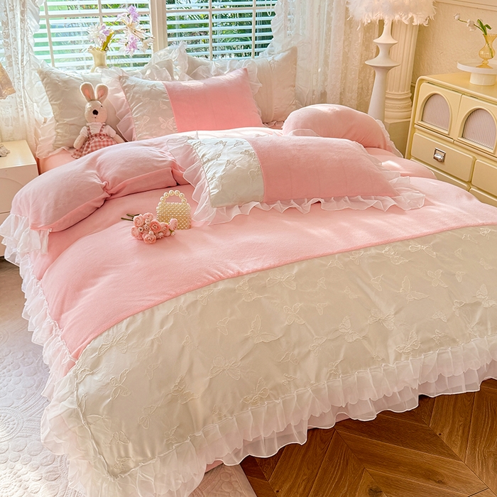 91家纺网 家纺一手货源 找家纺 艾米家居 2025秋冬新款浮雕牛奶绒花边四件套 粉色