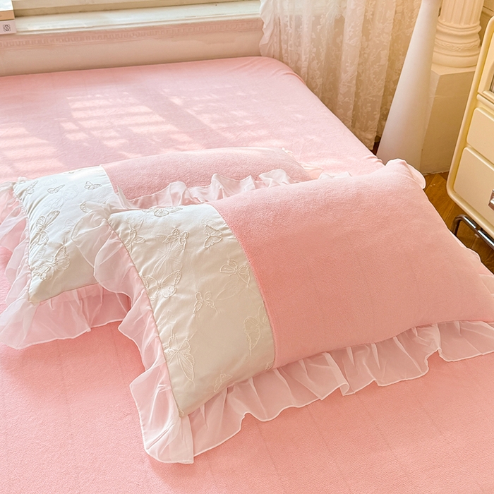 91家纺网 家纺一手货源 找家纺 艾米家居 2025秋冬新款浮雕牛奶绒花边四件套 粉色