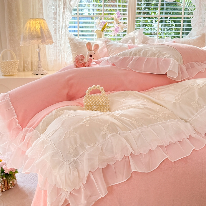 91家纺网 家纺一手货源 找家纺 艾米家居 2025秋冬新款浮雕牛奶绒花边四件套 粉色