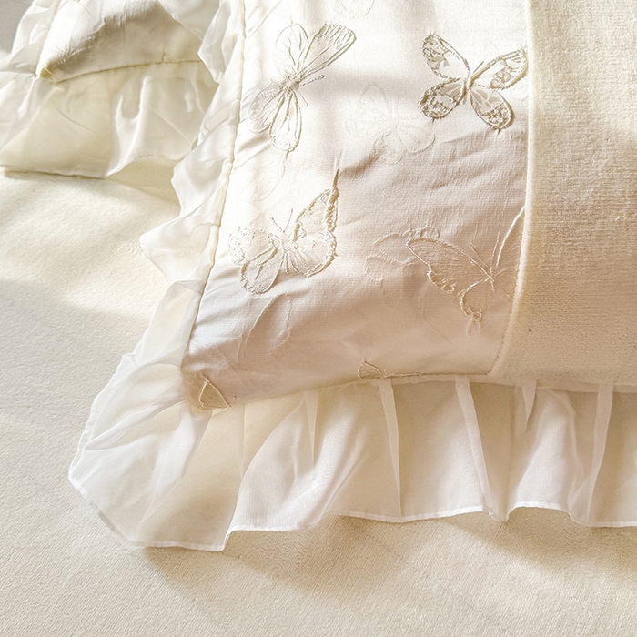 91家纺网 家纺一手货源 找家纺 艾米家居 2025秋冬新款浮雕牛奶绒花边四件套 白色