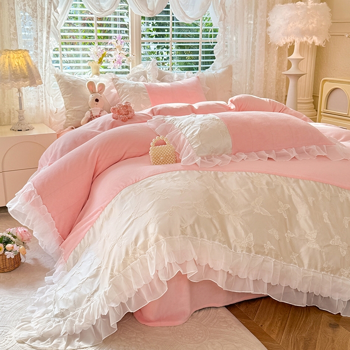 91家纺网 家纺一手货源 找家纺 艾米家居 2025秋冬新款浮雕牛奶绒花边四件套 粉色