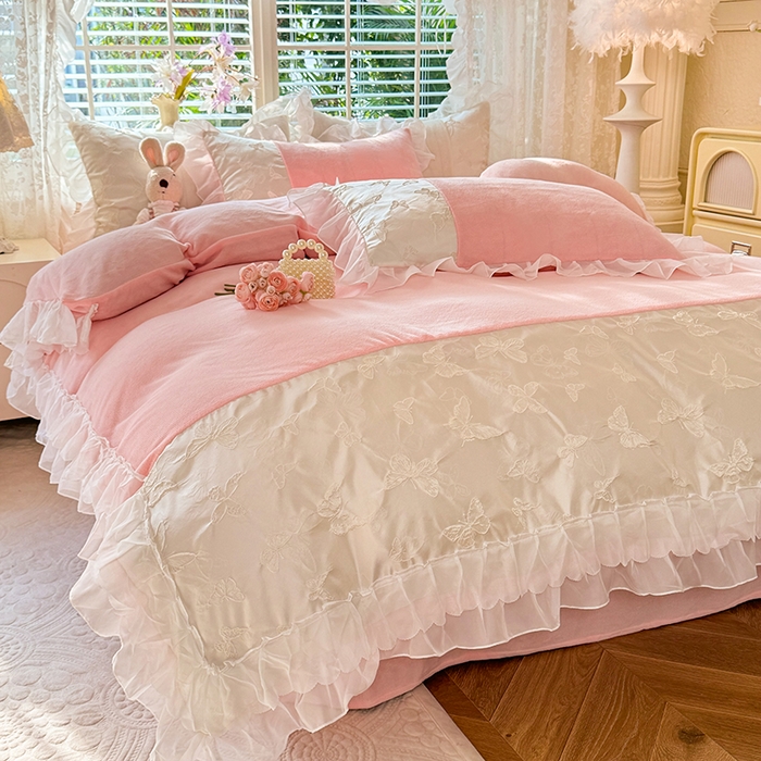 91家纺网 家纺一手货源 找家纺 艾米家居 2025秋冬新款浮雕牛奶绒花边四件套 粉色