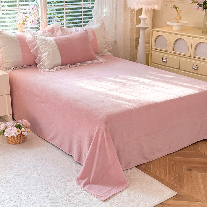 91家纺网 家纺一手货源 找家纺 艾米家居 2025秋冬新款浮雕牛奶绒花边四件套 豆沙