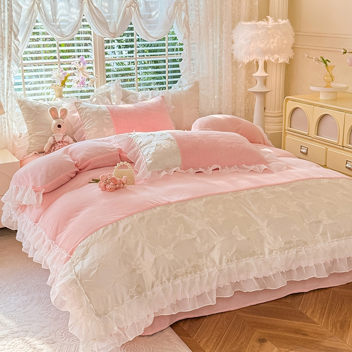 91家纺网 家纺一手货源 找家纺 艾米家居 2025秋冬新款浮雕牛奶绒花边四件套 粉色