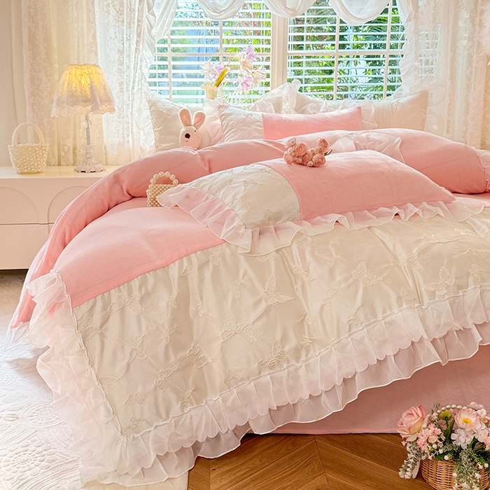 91家纺网 家纺一手货源 找家纺 艾米家居 2025秋冬新款浮雕牛奶绒花边四件套 粉色