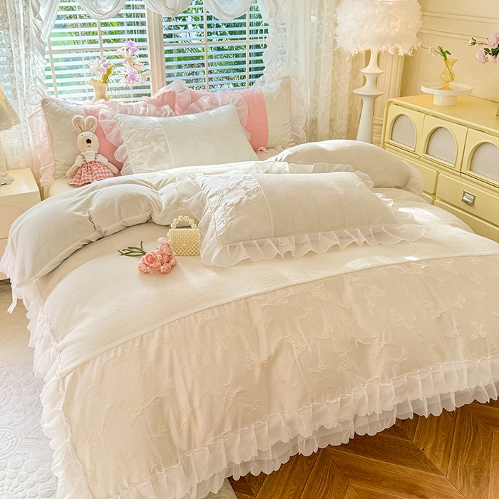 91家纺网 家纺一手货源 找家纺 艾米家居 2025秋冬新款浮雕牛奶绒花边四件套 白色