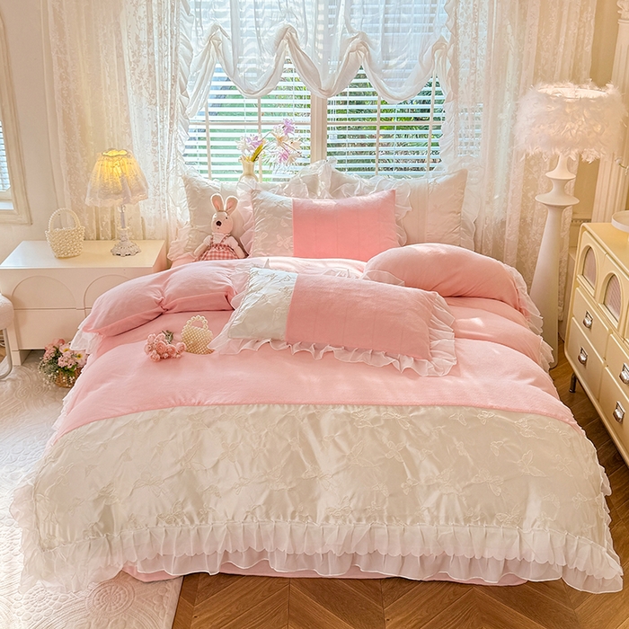 艾米家居 2025秋冬新款浮雕牛奶绒花边四件套 粉色