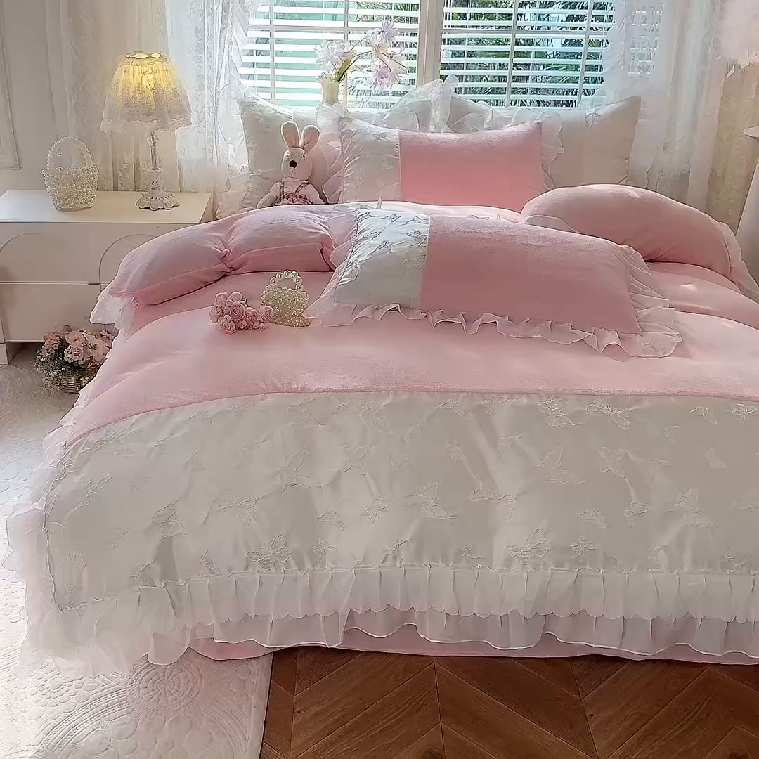 91家纺网 家纺一手货源 找家纺 艾米家居 2025秋冬新款浮雕牛奶绒花边四件套 粉色