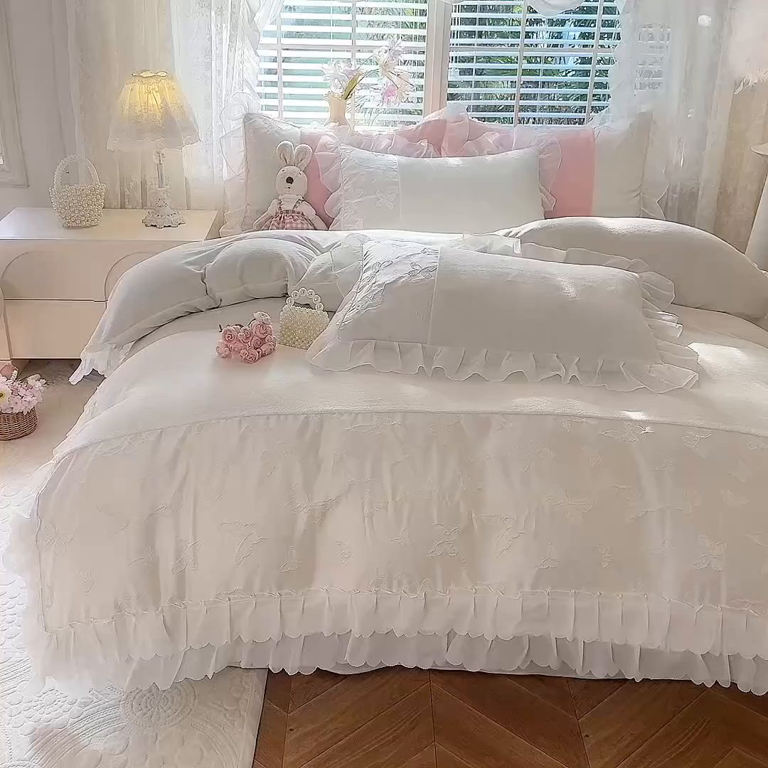 91家纺网 家纺一手货源 找家纺 艾米家居 2025秋冬新款浮雕牛奶绒花边四件套 白色