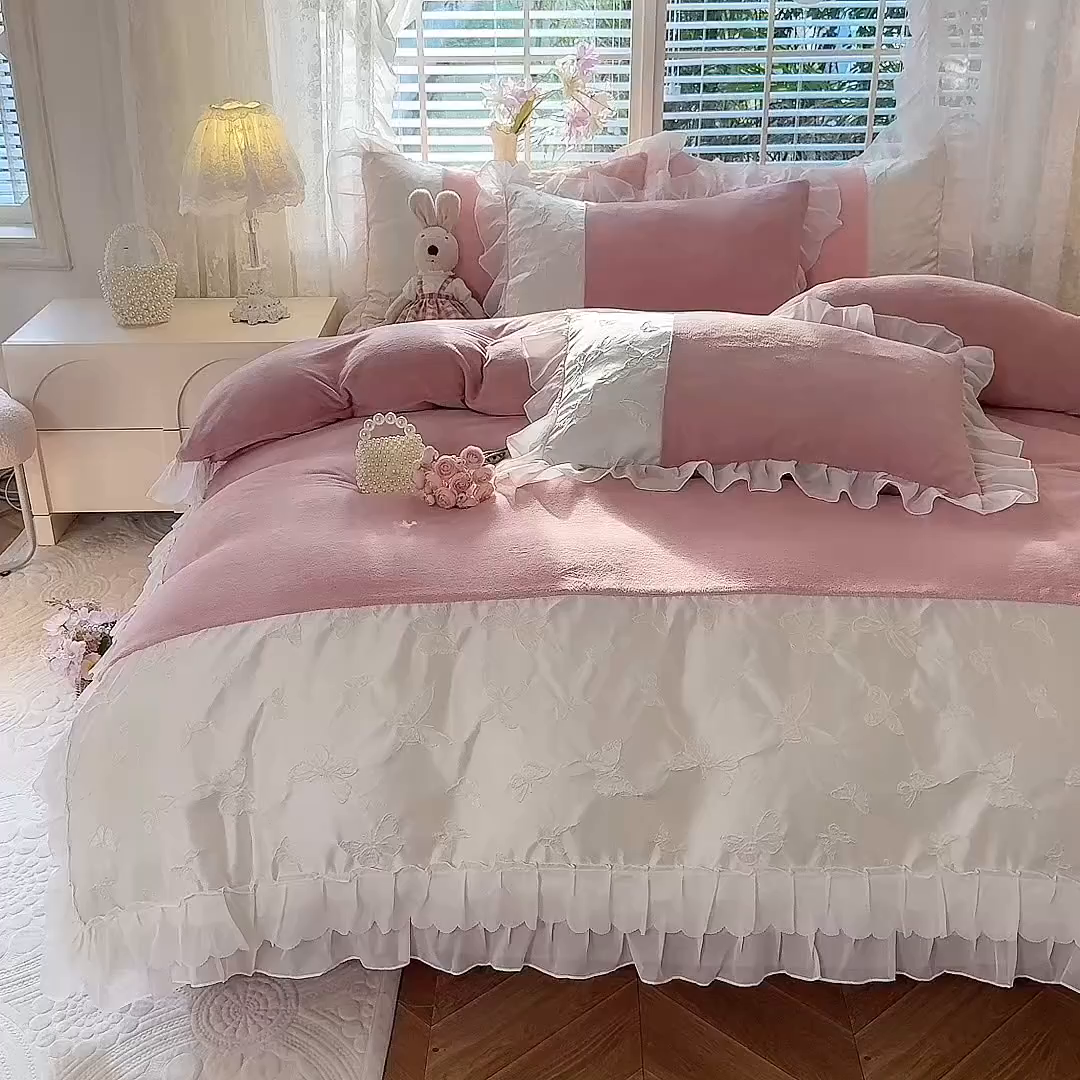 91家纺网 家纺一手货源 找家纺 艾米家居 2025秋冬新款浮雕牛奶绒花边四件套 豆沙