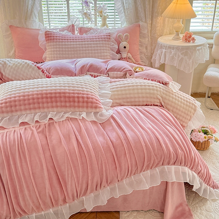 91家纺网 家纺一手货源 找家纺 （总）艾米家居 2025秋冬新款牛奶绒泡泡印花花边四件套