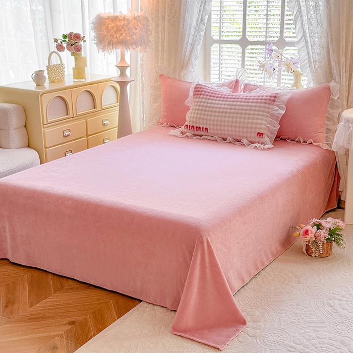 91家纺网 家纺一手货源 找家纺 艾米家居 2025秋冬新款牛奶绒泡泡印花花边四件套 豆沙条纹粉