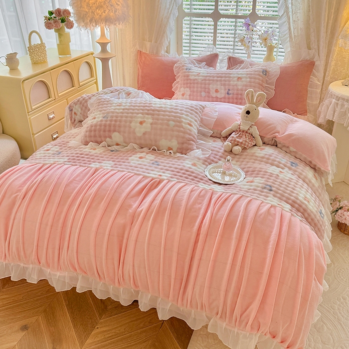 91家纺网 家纺一手货源 找家纺 艾米家居 2025秋冬新款牛奶绒泡泡印花花边四件套 太阳花