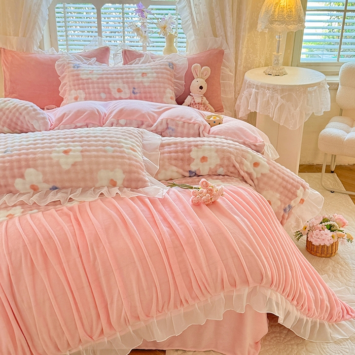 91家纺网 家纺一手货源 找家纺 艾米家居 2025秋冬新款牛奶绒泡泡印花花边四件套 太阳花