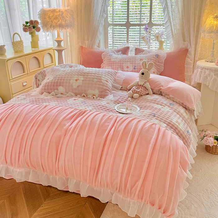 91家纺网 家纺一手货源 找家纺 艾米家居 2025秋冬新款牛奶绒泡泡印花花边四件套 太阳花