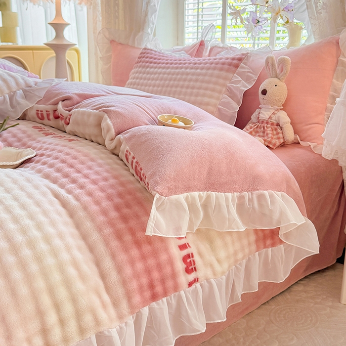 91家纺网 家纺一手货源 找家纺 艾米家居 2025秋冬新款牛奶绒泡泡印花花边四件套 豆沙条纹粉