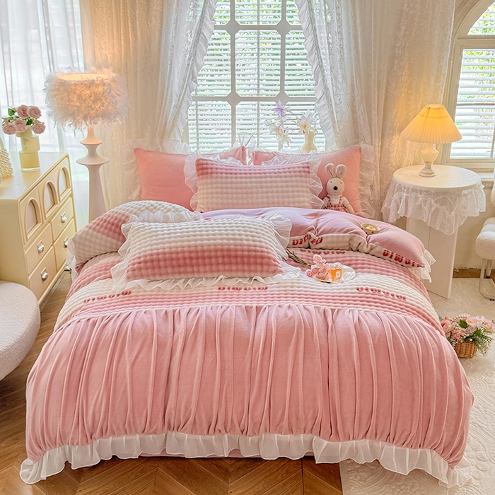 艾米家居 2025秋冬新款牛奶绒泡泡印花花边四件套 豆沙条纹粉