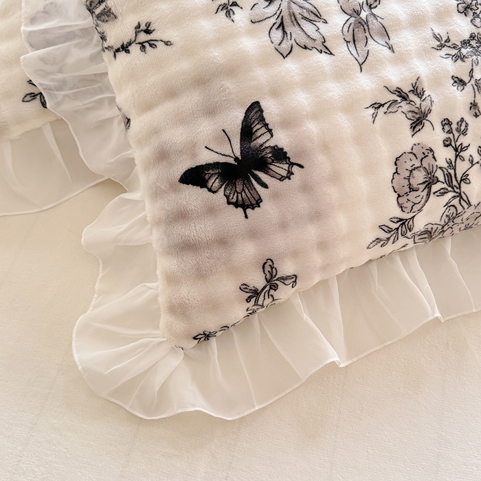 91家纺网 家纺一手货源 找家纺 艾米家居 2025秋冬新款牛奶绒泡泡印花花边四件套 蝴蝶花