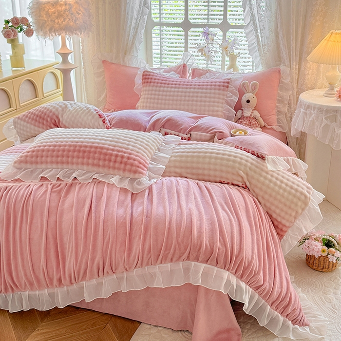 91家纺网 家纺一手货源 找家纺 艾米家居 2025秋冬新款牛奶绒泡泡印花花边四件套 豆沙条纹粉