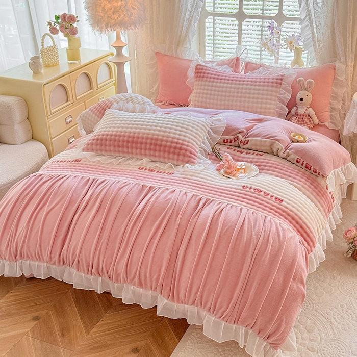 91家纺网 家纺一手货源 找家纺 艾米家居 2025秋冬新款牛奶绒泡泡印花花边四件套 豆沙条纹粉