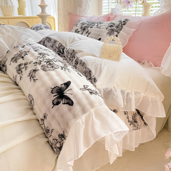 91家纺网 家纺一手货源 找家纺 艾米家居 2025秋冬新款牛奶绒泡泡印花花边四件套 蝴蝶花