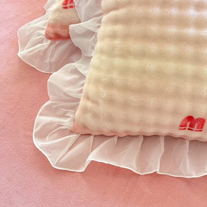 91家纺网 家纺一手货源 找家纺 艾米家居 2025秋冬新款牛奶绒泡泡印花花边四件套 豆沙条纹粉