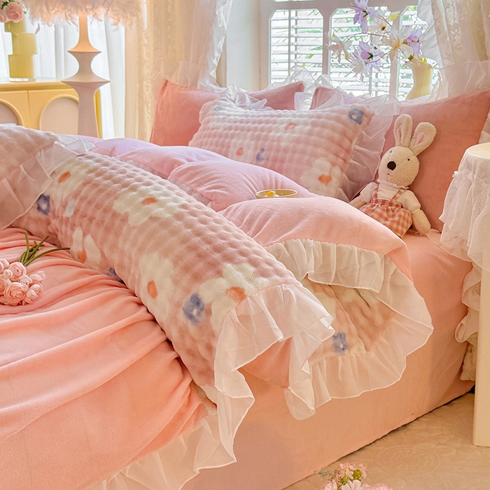 91家纺网 家纺一手货源 找家纺 艾米家居 2025秋冬新款牛奶绒泡泡印花花边四件套 太阳花