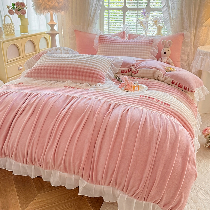 91家纺网 家纺一手货源 找家纺 艾米家居 2025秋冬新款牛奶绒泡泡印花花边四件套 豆沙条纹粉