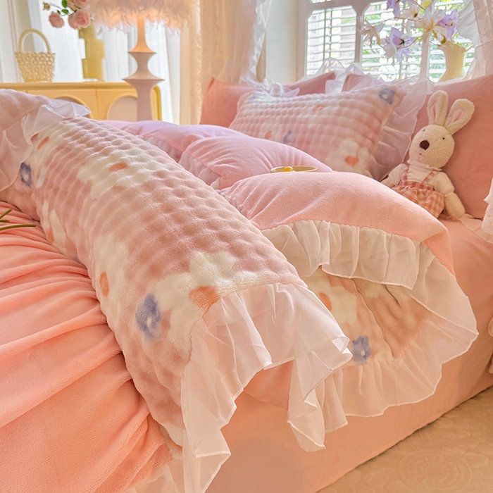 91家纺网 家纺一手货源 找家纺 艾米家居 2025秋冬新款牛奶绒泡泡印花花边四件套 太阳花