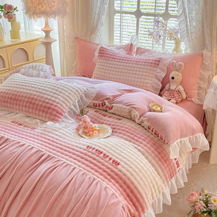 91家纺网 家纺一手货源 找家纺 （总）艾米家居 2025秋冬新款牛奶绒泡泡印花花边四件套