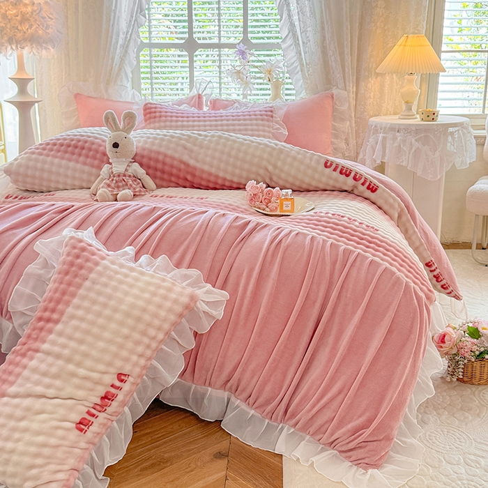 91家纺网 家纺一手货源 找家纺 艾米家居 2025秋冬新款牛奶绒泡泡印花花边四件套 豆沙条纹粉