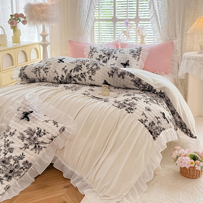 91家纺网 家纺一手货源 找家纺 艾米家居 2025秋冬新款牛奶绒泡泡印花花边四件套 蝴蝶花