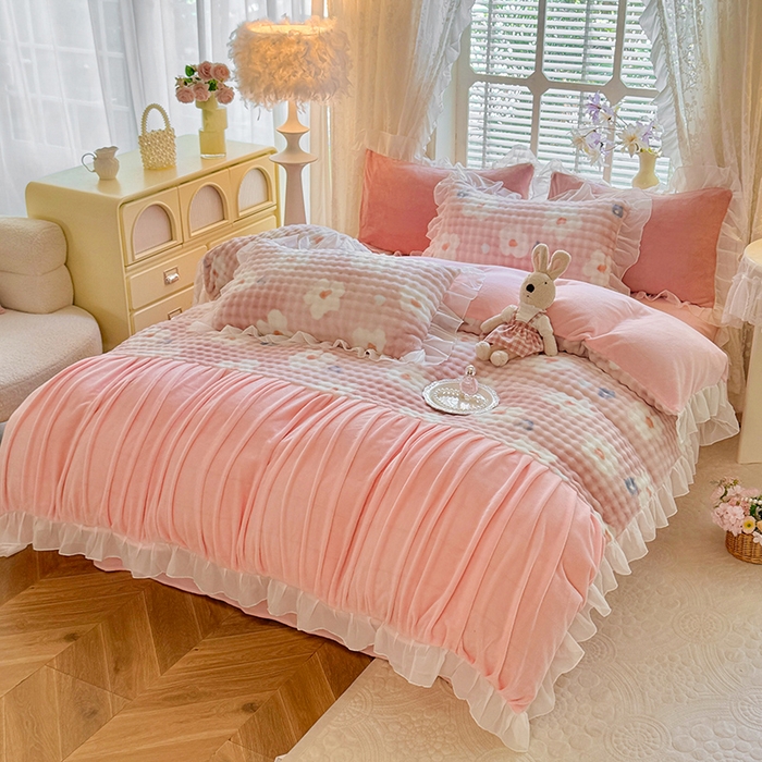 91家纺网 家纺一手货源 找家纺 艾米家居 2025秋冬新款牛奶绒泡泡印花花边四件套 太阳花