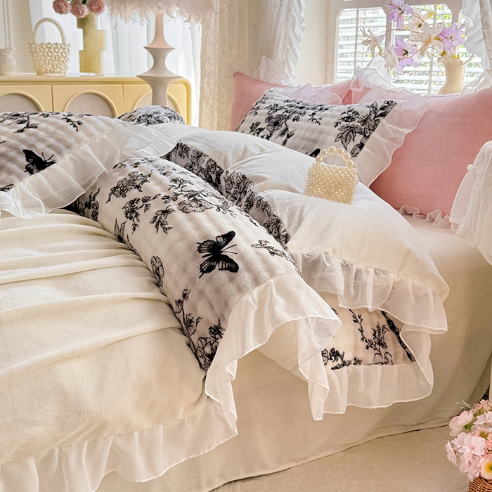 91家纺网 家纺一手货源 找家纺 艾米家居 2025秋冬新款牛奶绒泡泡印花花边四件套 蝴蝶花